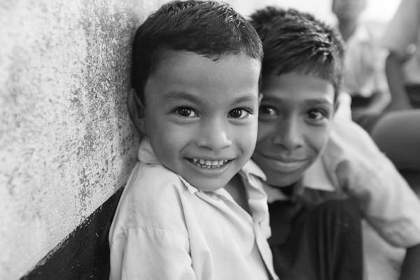 dos muchachos sonrientes